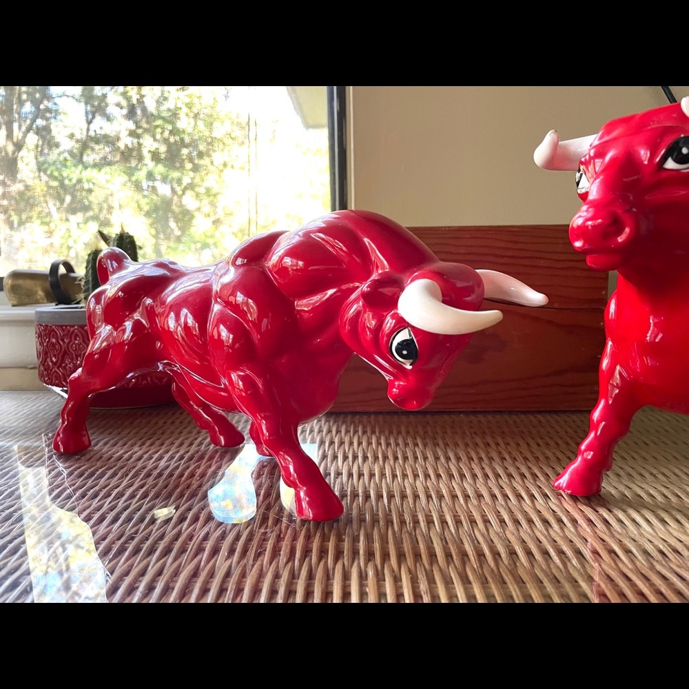 TAURUS 🚨 ALERT! 🔥🔥🔥 Vintage set of ceramic red bulls.